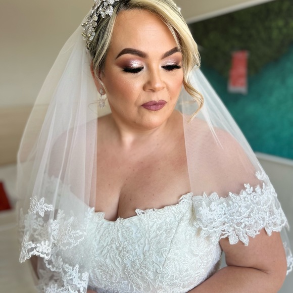 Beautiful Wedding Dress - Picture 4 of 9